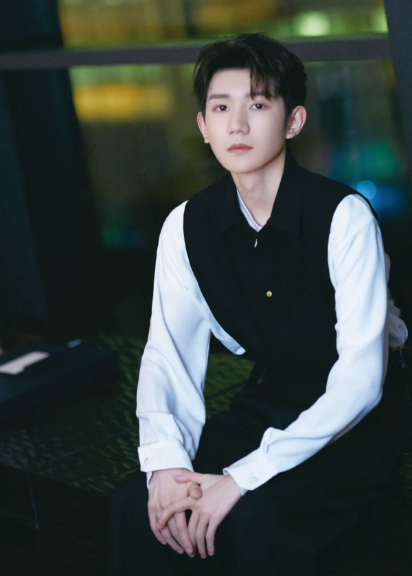 王源著簡約黑白套裝亮相TUMI品牌活動，敢於冒險，勇於挑戰