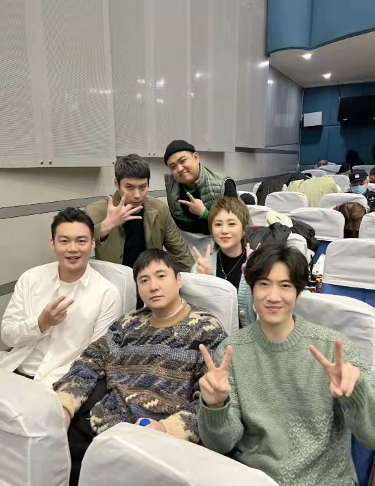 明星春晚表演結束：王嘉爾回家陪父母，李榮浩井柏然合體吃餃子