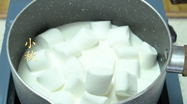 想吃慕斯蛋糕不用買,有冰箱就能做,香濃絲滑,在家也能做大廚 想吃慕斯蛋糕不用買,有冰箱就能做,香濃絲滑,在家也能做大廚