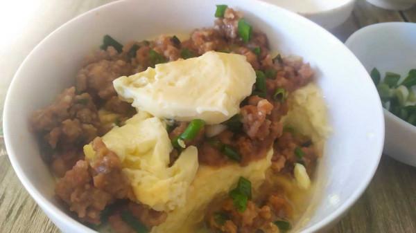 「肉末蒸蛋」雞蛋羹的口感很嫩還有彈性，搭配上肉末非常香
