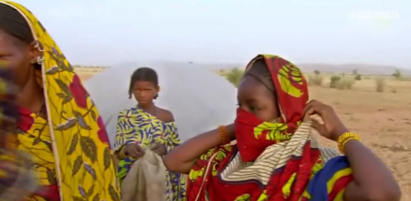 非洲原始部落以厚嘴唇為美，嘴唇越厚、越黑，地位就越高！紀錄片