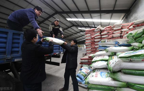 農服來了，中小農資企業生存空間被進一步擠壓，逃不出代工廠命運