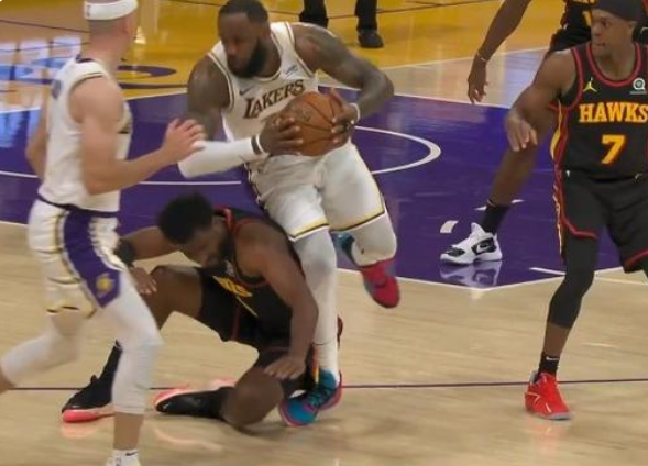 意外弄傷詹姆斯，慘遭肌腱撕裂！場均0.6分，為何他在NBA還能打？