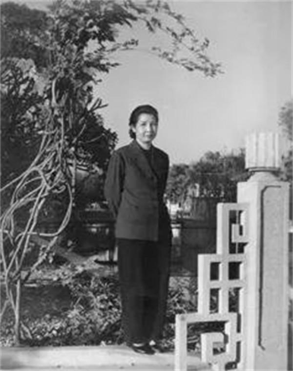 毛主席審定人大常委名單，發現沒有曾志當即加上：她工作很不錯