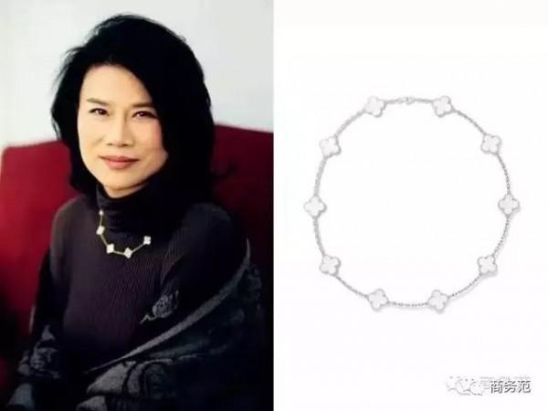 孟晚舟穿紅裙下飛機，女大佬都愛穿什麼品牌？