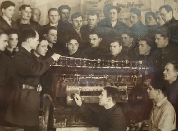 1954年，中國空軍誤擊英國客機讓美國出動雙航母施壓，後來怎麼樣