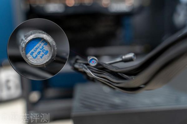 螢幕酷炫,用料誇張,適合高階玩家、技嘉鉑金雕1200W白金牌電源 螢幕酷炫,用料誇張,適合高階玩家、技嘉鉑金雕1200W白金牌電源