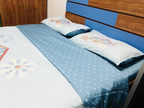 夜晚擁抱著繪睡牧場小夜曲入眠,舒服地在夢中甜笑 夜晚擁抱著繪睡牧場小夜曲入眠,舒服地在夢中甜笑