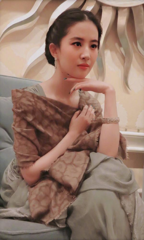 不知道以後還會不會經常看到劉亦菲了呢？太好看了，看不到可惜了