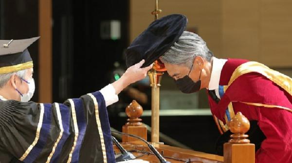 為慈善裸捐56億，66歲無兒無女，“賭神”周潤發憑什麼火了41年？