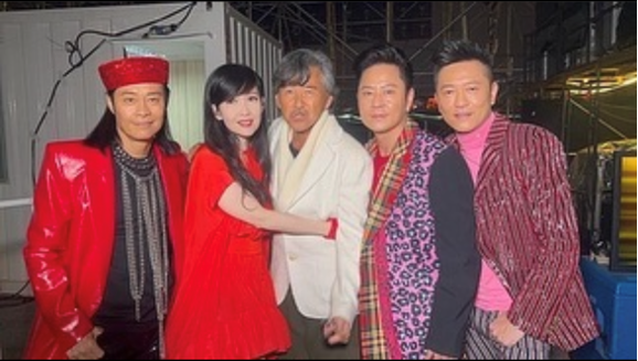 54歲周慧敏挽腰林子祥合影，明星大腕齊聚太豪華，全穿紅衣好喜慶