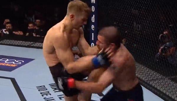 UFC技術迭代：奇馬耶夫打法太無解！李景亮下一步該怎麼辦？