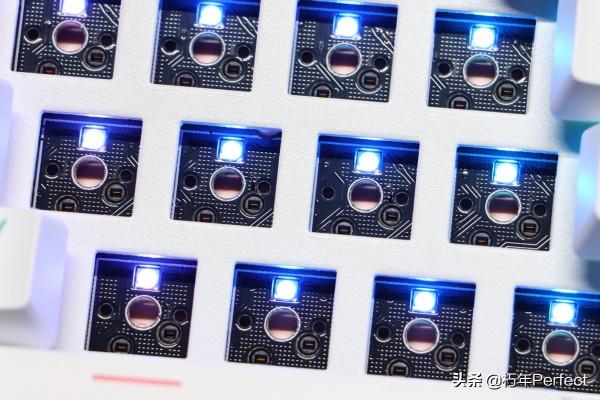 HELLO GANSS HS108T 三模熱插拔機械鍵盤開箱評測 HELLO GANSS HS108T 三模熱插拔機械鍵盤開箱評測