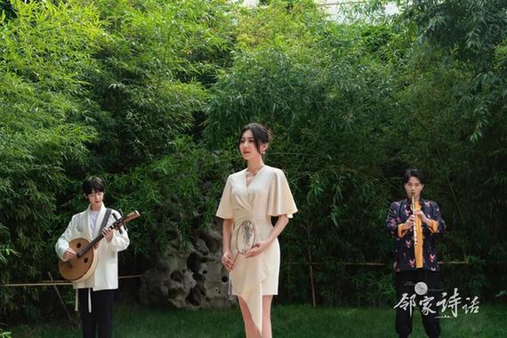 讀《蘇幕遮·燎沉香》，同黃夢瑩品沉香，賞荷花，思故鄉