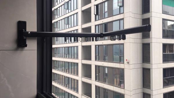 鄰居太貪心，只有一個陽臺，他裝摺疊晾衣架，一邊晾曬一邊改書房