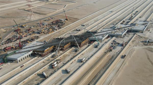 中企承建阿聯酋鐵路二期創單次澆築新紀錄 中企承建阿聯酋鐵路二期創單次澆築新紀錄