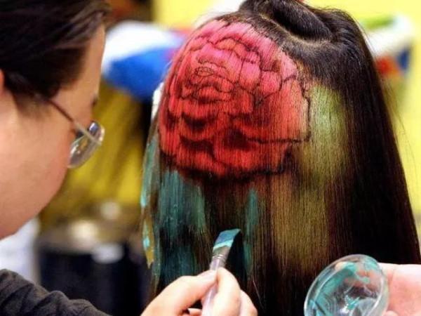 當年用高壓鍋燙頭的拉薩青年,也是明白“頭等大事”的 當年用高壓鍋燙頭的拉薩青年,也是明白“頭等大事”的