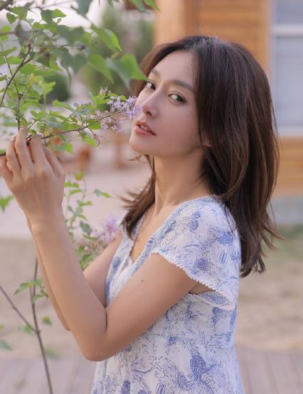 秦嵐簡約系穿搭，完美展現春天的氣息，逆生長的她太美了