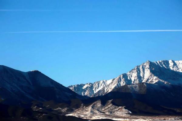 甘肅山丹：祁連山後稍溝禁牧區內千隻岩羊午後“散步”