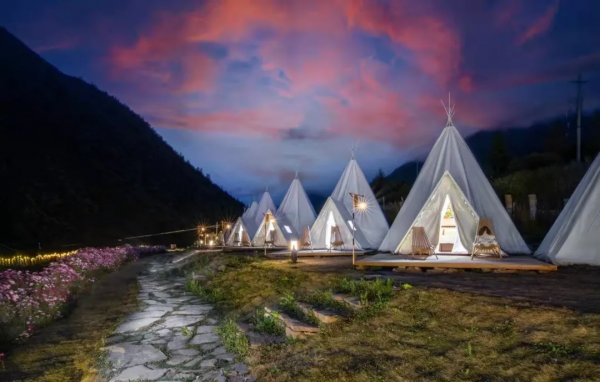 臥看雪山、室內泡湯，丁真家鄉這家民宿堪稱2021年收官王炸之作