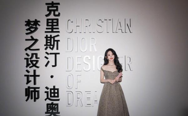 趙麗穎恢復單身後穿衣風格都變了,穿豹紋連衣裙配長卷發,太驚豔 趙麗穎恢復單身後穿衣風格都變了,穿豹紋連衣裙配長卷發,太驚豔