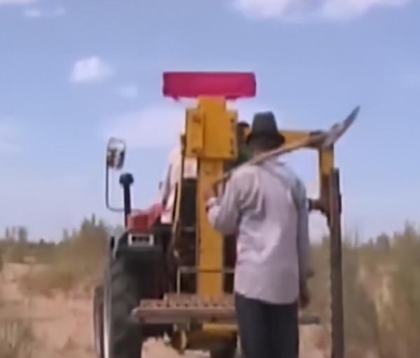 內蒙34歲男子借200萬包下荒漠,幾年後成當地首富,黃沙中真有黃金? 內蒙34歲男子借200萬包下荒漠,幾年後成當地首富,黃沙中真有黃金?