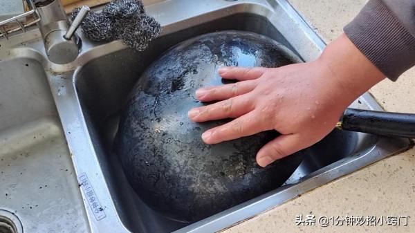 不管鍋底黑垢多厚,教你一招,黑垢輕鬆掉下來,還你一口新鍋 不管鍋底黑垢多厚,教你一招,黑垢輕鬆掉下來,還你一口新鍋