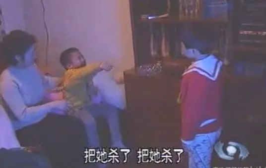 監控影片拍下驚險一幕，揭露二胎家庭真相：老大委屈，媽媽有責任