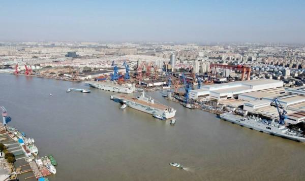 4萬噸的075型兩棲攻擊艦，直通甲板為何會比，2萬噸級的出雲級小