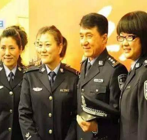 當明星和警察合影：黃渤氣質秒變嫌疑犯，撒貝南機智摟肩不尷尬