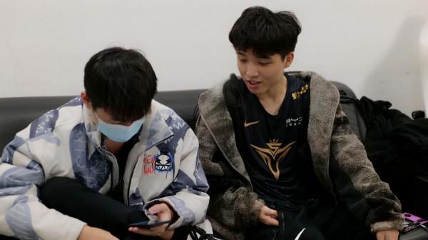 LOL：V5被OMG碾壓，小龍堡經典被搶龍，Rookie還沒上場就變院長