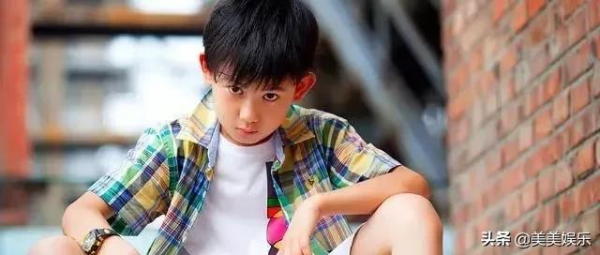 易烊千璽室友換女友太快！疑似無縫銜接，網友：小小年紀就渣了？