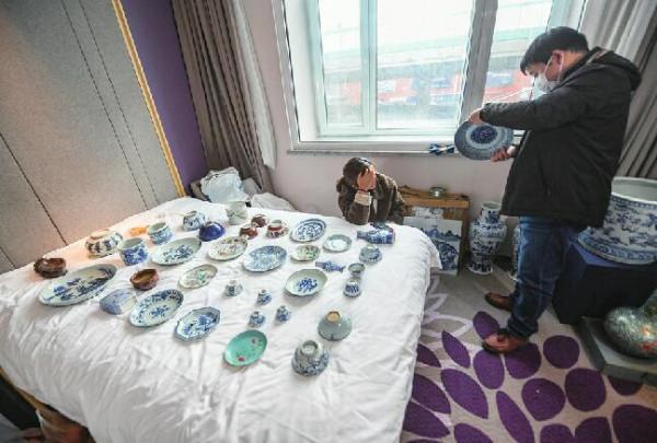 酒店兩層房間都擺滿古玩“房交會”你逛過嗎? 酒店兩層房間都擺滿古玩“房交會”你逛過嗎?