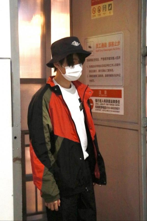 王俊凱參加文聯百花春晚的路透曝光，穿咖色羽絨服好暖和，真低調