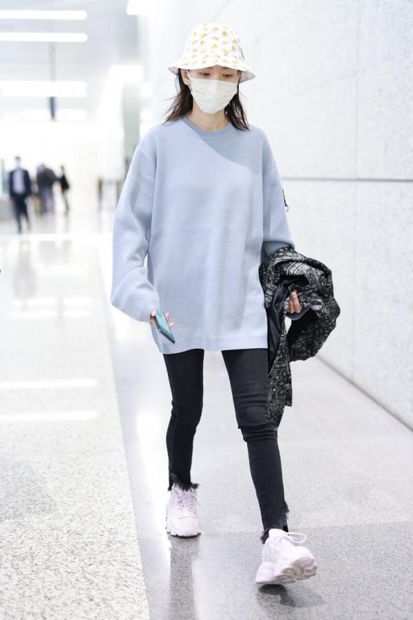 於文文穿灰色衛衣搭配黑色緊身褲,腳踩白色運動鞋隨性休閒 於文文穿灰色衛衣搭配黑色緊身褲,腳踩白色運動鞋隨性休閒