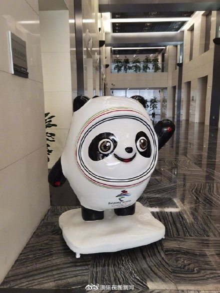 冰墩墩雪容融參加外交部記者會