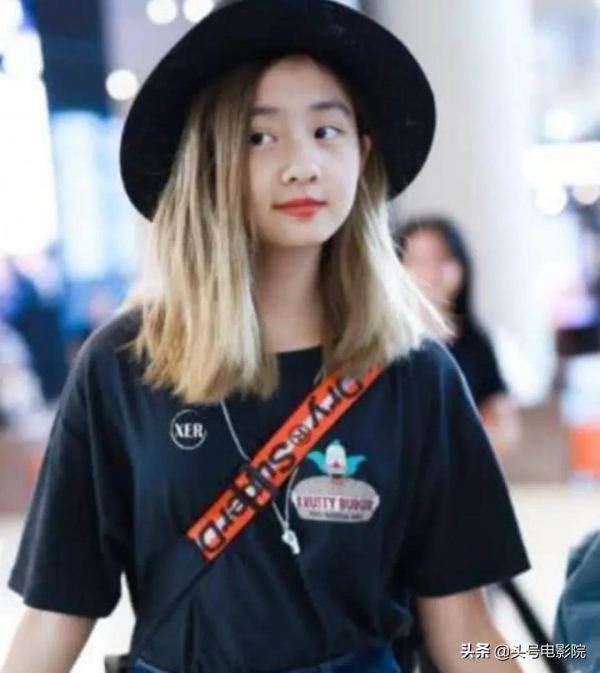 黃多多16歲戴金鍊塗眼影，爸爸萌娃早熟！曹格女兒11歲露肩畫眼線