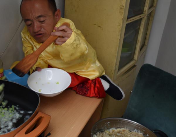 身高70釐米街頭相識美麗高大妻子,婚後生下玻璃娃成甜蜜負擔 身高70釐米街頭相識美麗高大妻子,婚後生下玻璃娃成甜蜜負擔