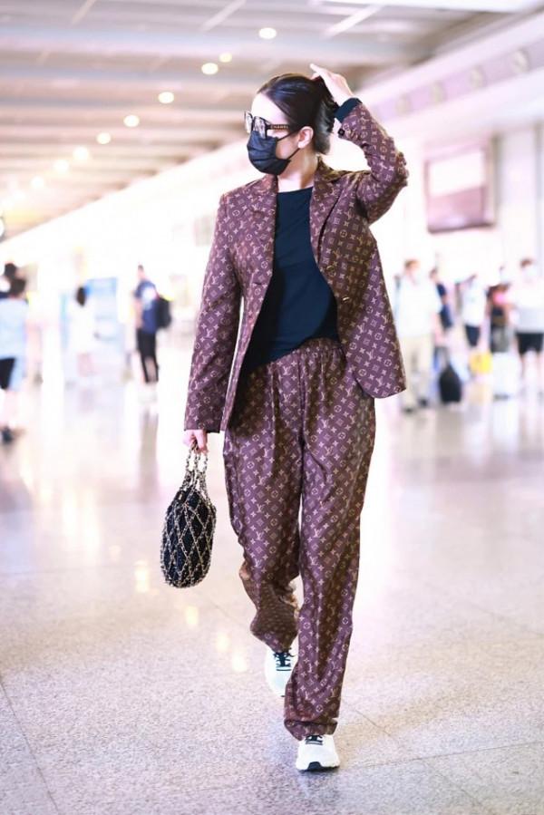 宋佳真敢穿，滿身大牌logo也高階，西裝+褲子=3.8萬，造型夠亮眼