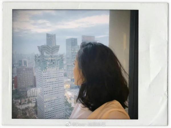 迪麗熱巴最新自拍照