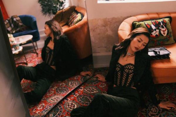 劉雯一出手就是大片，穿鏤空背心配長褲，簡單卻滿滿的高階感