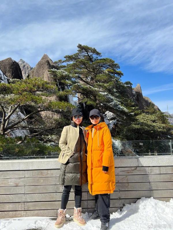 劉嘉玲與友人爬山,狀態不要太好了 劉嘉玲與友人爬山,狀態不要太好了