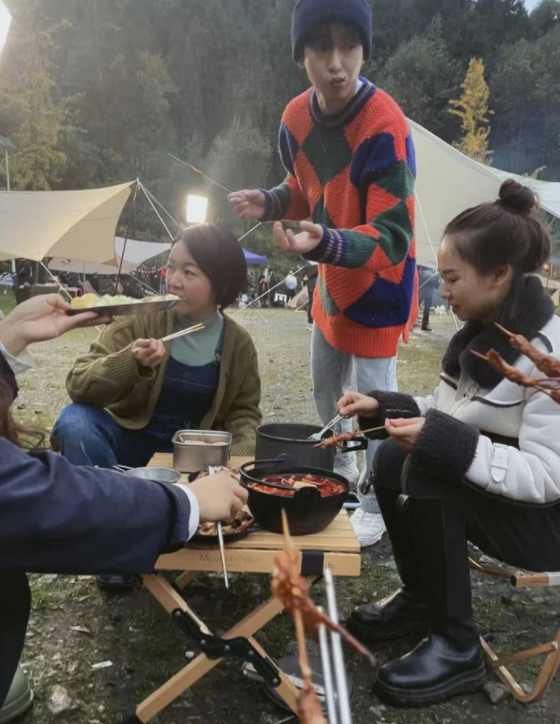 47歲周迅外出露營被偶遇 與彭昱暢同框毫無年齡差