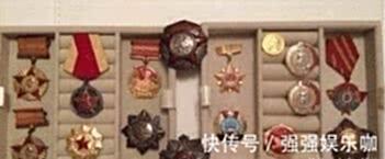 韓雪奶奶和爺爺的照片，爺爺衣服太多，網友：教科書風格炫耀財富