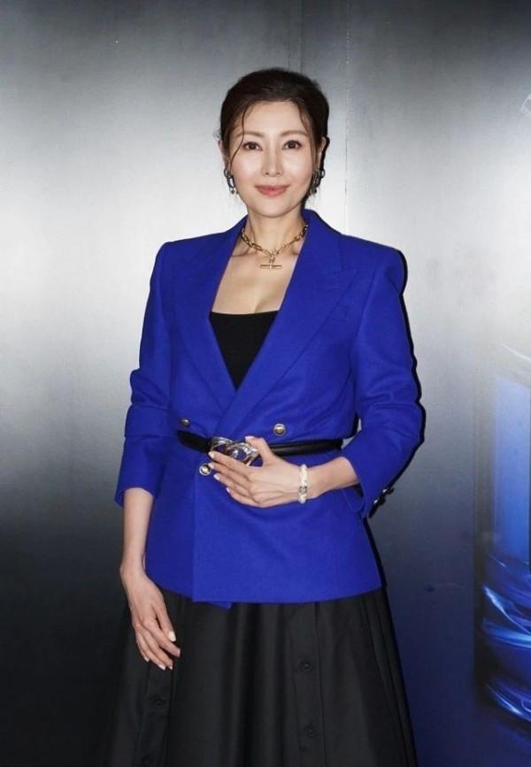 51歲李嘉欣出院後放飛自我!喝酒慶祝好開心,穿休閒裝更美回巔峰 51歲李嘉欣出院後放飛自我!喝酒慶祝好開心,穿休閒裝更美回巔峰