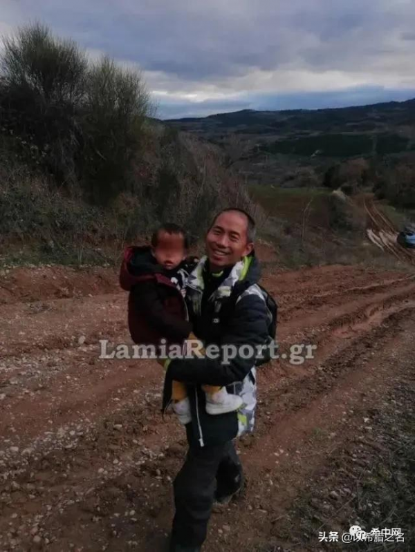 華人家庭車輛深陷泥潭，希臘消防員及時伸出援手