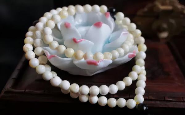 只可遠觀卻無關風月，神仙姐姐劉亦菲為何如此鍾情琥珀？