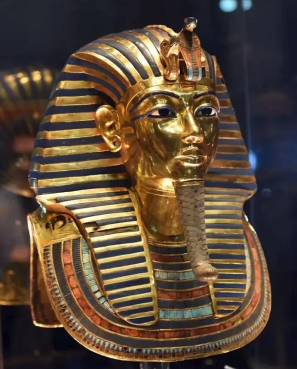 破譯三星堆：青銅大立人拿的是什麼？龍鳳圖騰起源於蛇鳥崇拜？