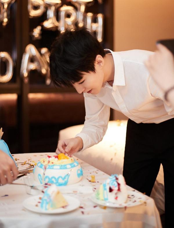 王俊凱氣質真挺好，簡約黑白穿搭難掩帥氣值，好似“小說男主角”