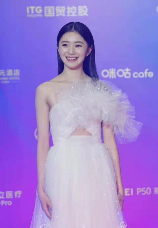 金雞獎大片出爐！劉浩存白天鵝造型太仙了，雙面張子楓好酷颯